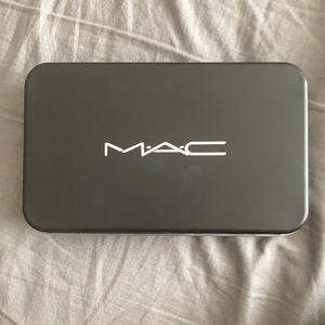 mac makeup brush set (NEVER USED)